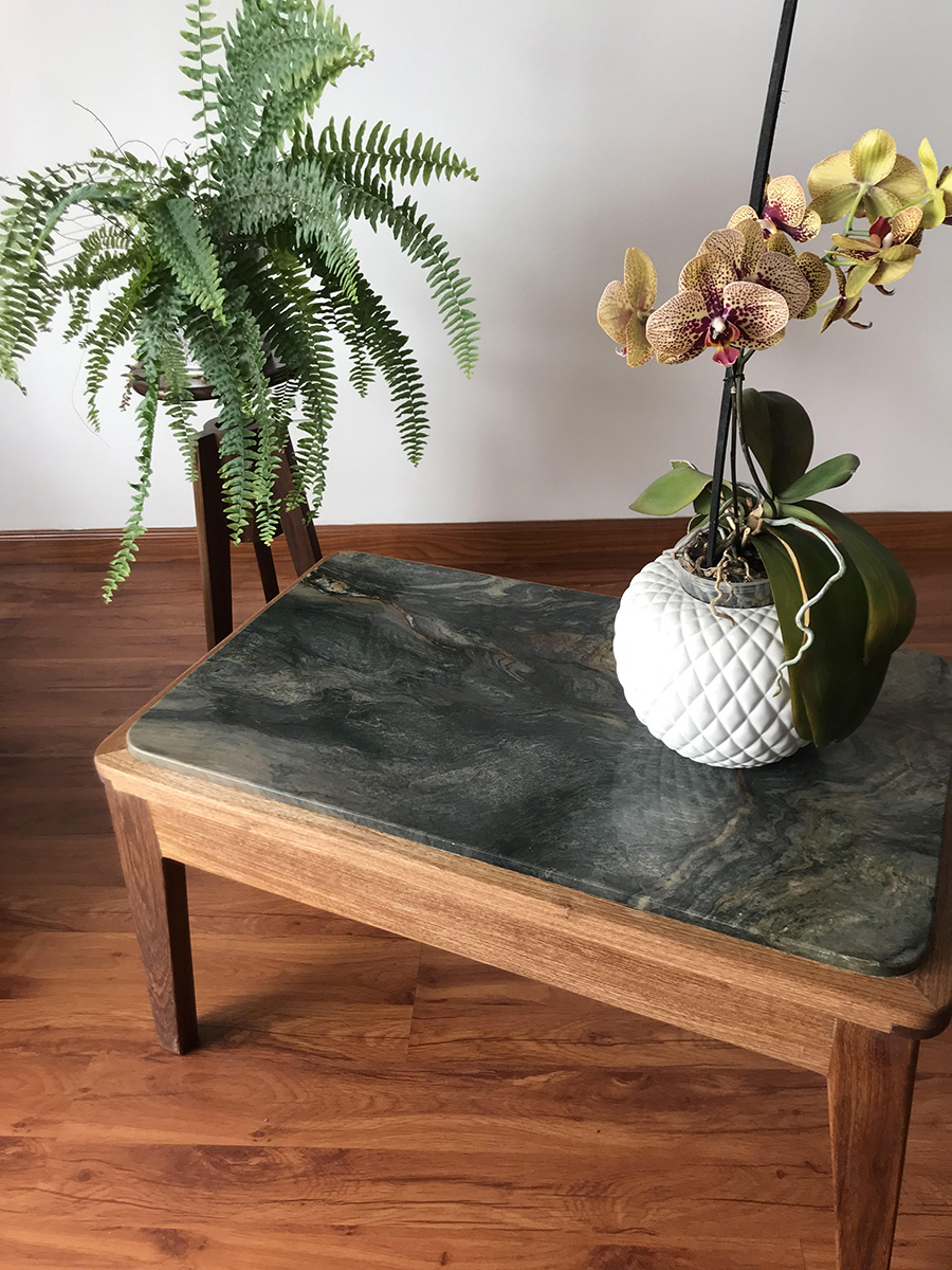 Mesa de mármol y madera