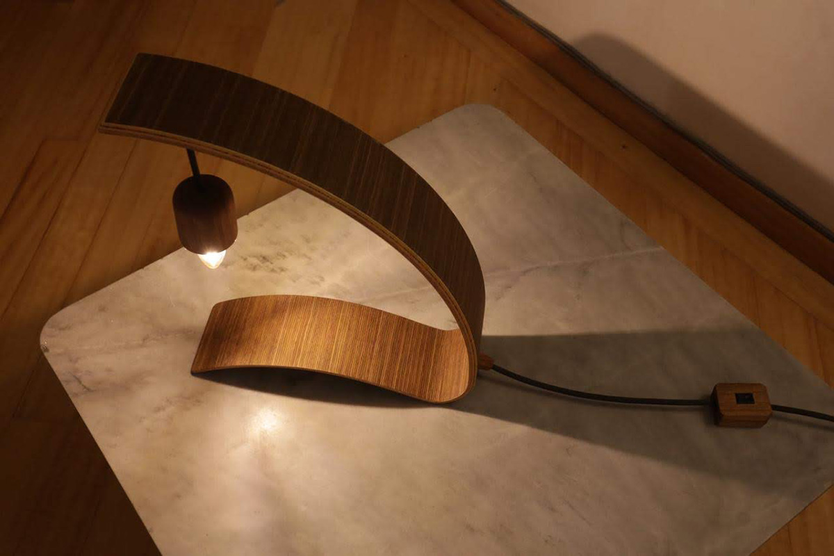 Lámpara en madera doblada
