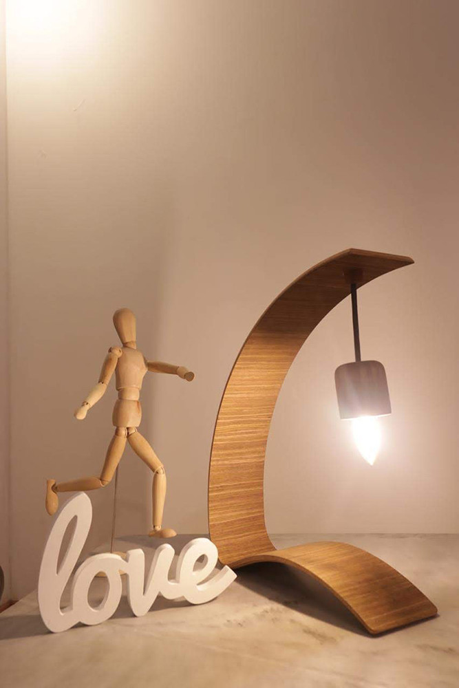 Lámpara en madera doblada